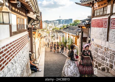 Seoul Korea, 23. September 2019: Das Dorf Bukchon Hanok Gasse mit asiatischen Touristen in traditionellen Hanbok Dressing und dramatischen Licht in Seoul Sout Stockfoto