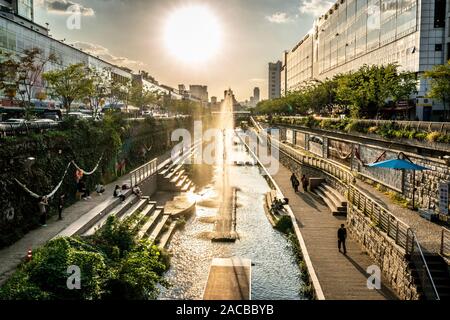 Seoul Korea, 23. September 2019: cheonggyecheon Strom Spaziergang bei Sonnenuntergang Draufsicht mit dramatischen Licht in Seoul, Südkorea Stockfoto