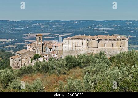 Blick auf die mittelalterliche Burg und das Dorf Bagni Di Lucca in der Provinz Terni, Umbrien, Italien Stockfoto