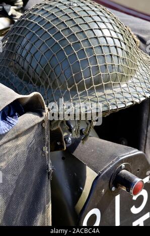 Soldaten Zinn Helm auf der Rückseite des Vintage Military Motorrad Stockfoto