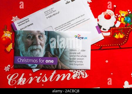 Post auf Weihnachten mat einschließlich der parlamentarischen Wahl 2019 Stimmzettel für die bevorstehenden allgemeinen Wahlen und Weihnachten für eine Mail von Age UK Stockfoto