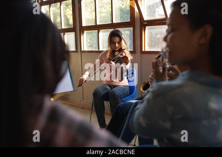 Teenage Musiker proben Stockfoto