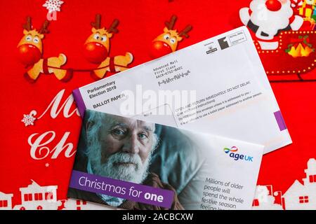 Post auf Weihnachten mat einschließlich der parlamentarischen Wahl 2019 Stimmzettel für die bevorstehenden allgemeinen Wahlen und Weihnachten für eine Mail von Age UK Stockfoto