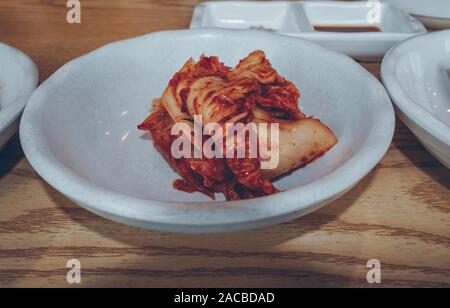 Traditionelle koreanische Beilage - Kohl Kimchi in weiße Platte Stockfoto