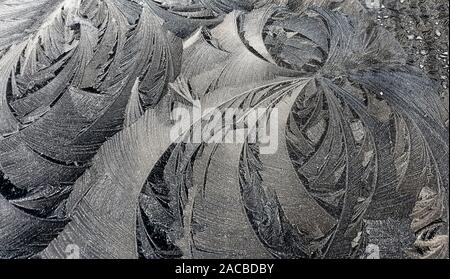 Muster von Eis auf dem Dach eines Autos in der Nähe von Ashford, Kent, nach einer Nacht Frost. Stockfoto