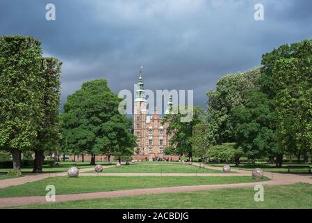 Schloss Rosenborg Kopenhagen, Ansicht im Sommer Schloss Rosenborg (Slot), Kongens Have, der ältesten königlichen Gärten in Kopenhagen, Dänemark, umgeben. Stockfoto