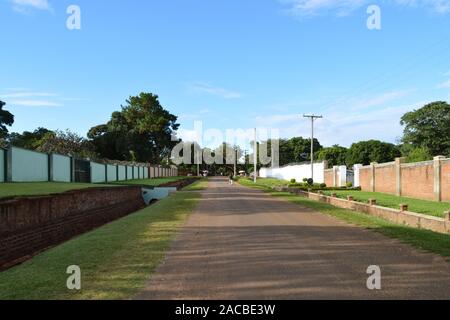 Lokale Straße in Lilongwe, der Hauptstadt von Malawi, eines der ärmsten Länder der Welt. Sonnigen Tag Stockfoto