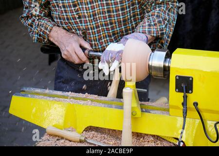 Nicht erkennbare Handwerker der Umwandlung von Holz mit Drehbank, holzverarbeitende Handwerk Stockfoto