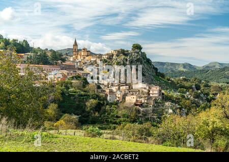 Der Ort Novara di Sicilia, Sizilien, Italien, Europa | Novara di Sicilia, Sizilien, Italien, Europa Stockfoto