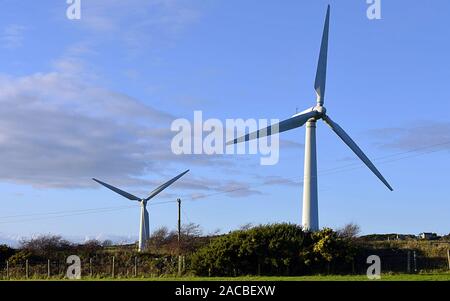 Windenergieanlage auf einem Feld in Anglesey Stockfoto