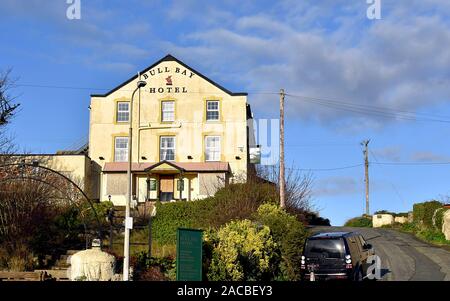 BULL BAY, Anglesey - November 29, 2019 Bull Bay Hotel dargestellt gegen den Himmel Stockfoto