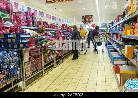 Kunden Einkaufen in einem Gang in ALDI Supermarkt in Newquay in Cornwall. Stockfoto