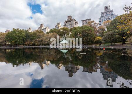 Konservatorium Wasser Modell Boot Teich, Central Park, Manhattan, New York City, Vereinigte Staaten von Amerika. Stockfoto