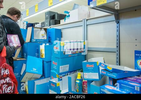 Waren in einem Gang in ALDI Supermarkt in Newquay in Cornwall. Stockfoto