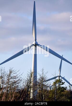 Windenergieanlage auf einem Feld in Anglesey Stockfoto