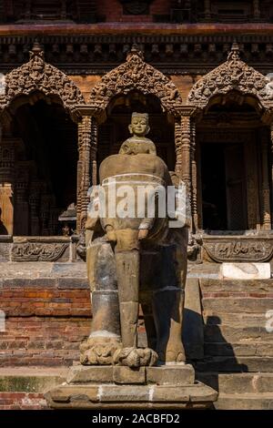 Elefantenstatue Bewachung der Vishwanath Tempel auf Patan Durbar Square, eine der wichtigsten Touristenattraktionen der Stadt Stockfoto