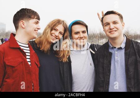 Gruppe von vier jungen Teenager Freunde arm in arm Posing - Spaß Porträt mit Hasenohren Stockfoto