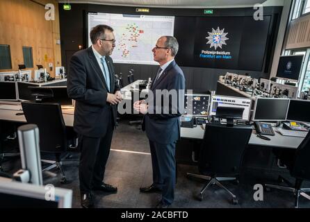 02 Dezember 2019, Hessen, Frankfurt/Main: Die Frankfurter Polizei Vizepräsident Walter Seubert (l) und der hessische Innenminister Peter Beuth (CDU, r) bei einem Pressegespräch in der neuen post-Befehl im Polizeipräsidium. Der Minister wollte eine Vorstellung von der Effizienz einer neuen operationellen System-Befehl zu erhalten. Die Software ermöglicht die Polizeieinsätze und Situationen schnell und umfassend zu erfassen. Foto: Frank Rumpenhorst/dpa Stockfoto