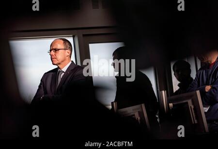 02 Dezember 2019, Hessen, Frankfurt am Main: Das hessische Innenminister Peter Beuth (CDU, l) wird bei einem Pressegespräch in der neuen post-Befehl im Polizeipräsidium. Der Minister wollte eine Vorstellung von der Effizienz einer neuen operationellen System-Befehl zu erhalten. Die Software ermöglicht die Polizeieinsätze und Situationen schnell und umfassend zu erfassen. Foto: Frank Rumpenhorst/dpa Stockfoto