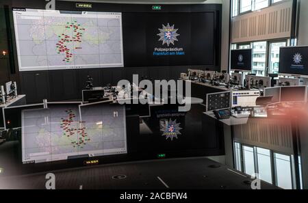 02 Dezember 2019, Hessen, Frankfurt/Main: Zahlreiche Arbeitsplätze sind für die nächste Operation oder Übung in einem Pressegespräch in der neuen post-Befehl im Polizeipräsidium bereit. Der hessische Innenminister wollte eine Vorstellung von der Effizienz einer neuen operationellen System-Befehl zu erhalten. Die Software ermöglicht die Polizeieinsätze und Situationen schnell und umfassend zu erfassen. Foto: Frank Rumpenhorst/dpa Stockfoto