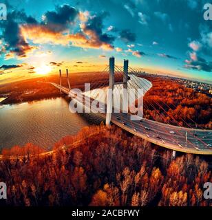 Schöne Panoramasicht Luftbild Drohne zu schrägseilbrücke Siekierkowski Brücke über die Weichsel und Wolkenkratzer in Warschau, Polen in gold Rot autu Stockfoto