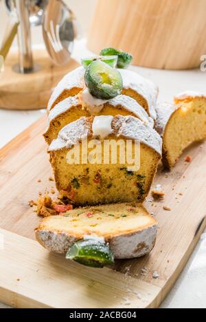 Abb. Kuchen mit Gelee Früchte und Puderzucker auf Holzbrett. Bereit zu dienen. Stockfoto