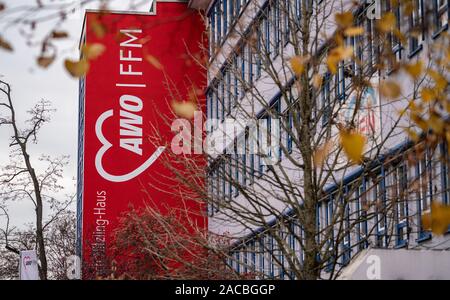 02 Dezember 2019, Hessen, Frankfurt/Main: Das Logo der Frankfurter Arbeiterwohlfahrt (AWO) kann auf einem Gebäude im Osten der Stadt gesehen werden. Nach Berichten der ungewöhnlich hohe Gehälter für Awo Beamten, der Druck auf die Unternehmen wächst. Foto: Frank Rumpenhorst/dpa Stockfoto