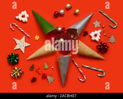 Konzeptionelle Weihnachten noch leben. Weihnachten Muster mit creme Kegel, Süßigkeiten, Baum Schneeflocke, Christbaumkugel Dekoration auf Hintergrund Stockfoto