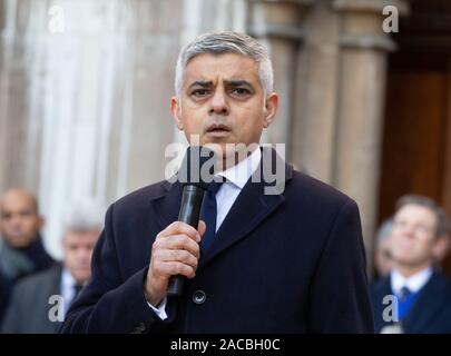 London, Großbritannien. 02 Dez, 2019. Bürgermeister von London, Sadiq Khan, spaeks Bei der Vigil. Tribute sind für die Opfer der London Bridge Terriorist Angriff gezahlt. James Merritt und Saskia Jones starb bei dem Anschlag. Credit: Tommy London/Alamy leben Nachrichten Stockfoto