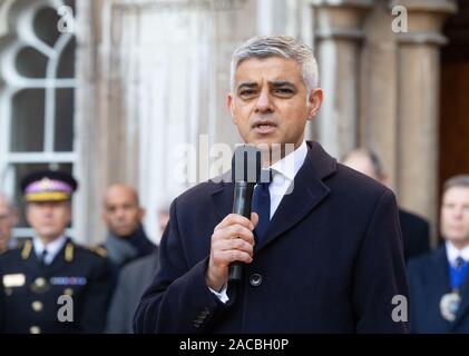 London, Großbritannien. 02 Dez, 2019. Bürgermeister von London, Sadiq Khan, spaeks Bei der Vigil. Tribute sind für die Opfer der London Bridge Terriorist Angriff gezahlt. James Merritt und Saskia Jones starb bei dem Anschlag. Credit: Tommy London/Alamy leben Nachrichten Stockfoto