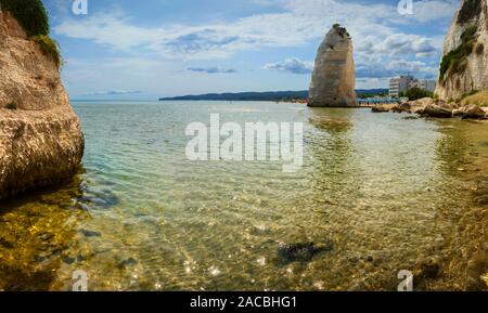 Gargano Küste: Bucht von Vieste, Italien (Apulien). Castello oder Scialara Strand: Es wird von der Swabiam Schloss und dem Pizzomunno Monolith überschattet. Stockfoto