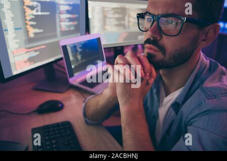 Close-up 7/8 Ansicht Portrait seines Projekts seo Optimierung ist schön attraktive qualifizierte professionelle Smart konzentriert Kerl Monitoring Client Software Stockfoto