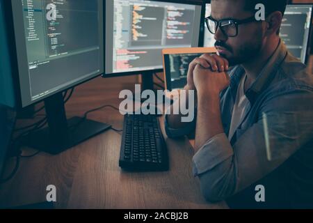Nahaufnahme Foto von nachdenklich ernsten interessierte Programmierer starrte nachdenklich in Bildschirm erforschen die Entwicklung von Sicherheitssoftware läuft in unbekannte Stockfoto