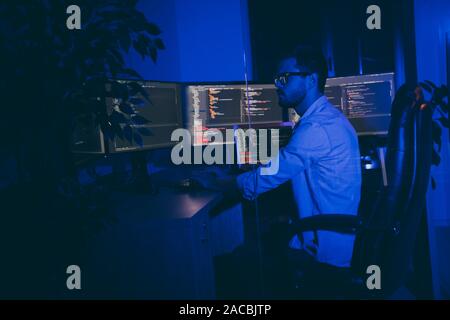 Profil Seitenansicht seiner er schön clever smart Senior top App Entwickler brunet Kerl Kodierung zur Instandhaltung tech Website Outsourcing Service in dunklen Stockfoto