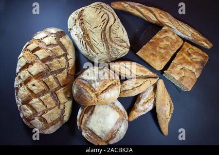 Verschiedene französische Brot, wie Baguette, petits Schmerzen und laibe von Sauerteig, namens Pain de Campagne, auf Anzeige auf einen Tisch. Diese Brote sind Symbol Stockfoto