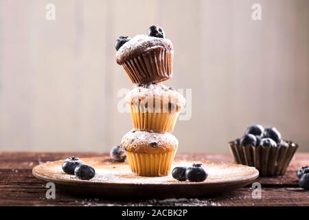 Blueberry und Schokolade Muffins auf einer hölzernen Hintergrund. Stockfoto