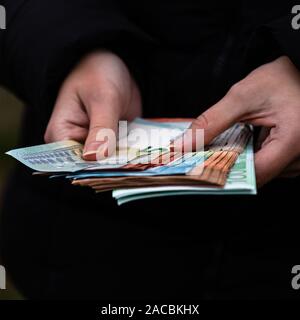 Frau Geld zählen, zählen EURO schließen Stockfoto