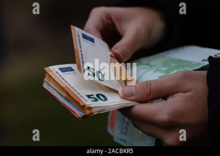 Frau Geld zählen, zählen EURO schließen Stockfoto