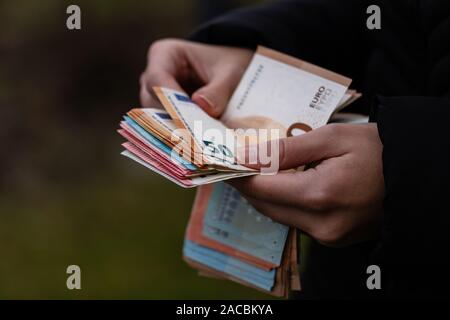 Frau Geld zählen, zählen EURO schließen Stockfoto