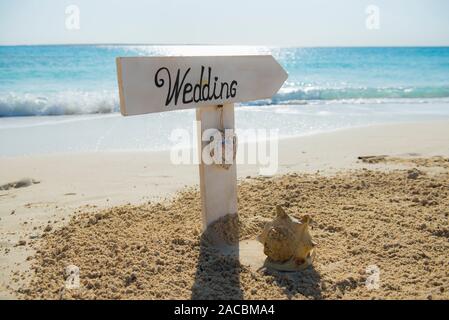 Nahaufnahme der Hochzeit Schild auf der tropischen Insel Sandstrand Paradies mit Blick auf das Meer im Hintergrund Stockfoto