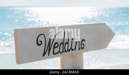 Nahaufnahme der Hochzeit Schild auf der tropischen Insel Strand Paradies mit Blick auf das Meer im Hintergrund Stockfoto