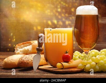 Stück Käse und Baguette mit Früchten für Sandwich und Bier mit leeren Raum für Text Stockfoto