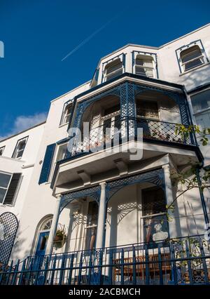 Das historische, denkmalgeschützte Gebäude, Aubrey Haus, mit Blick auf die Themse zwischen Twickenham und Richmond, West London, Großbritannien Stockfoto