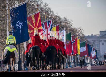 London, Großbritannien. 02 Dez, 2019. Flagge der NATO und der NATO-Mitgliedstaaten sind am 'Mall' vor dem Buckingham Palace gehisst. Vom 3. Dezember bis zum 4. Dezember, die Staats- und Regierungschefs der Mitgliedsländer der Verteidigung Bündnis wird auf dem NATO-Gipfel in London treffen. Quelle: Michael Kappeler/DOA/dpa/Alamy leben Nachrichten Stockfoto