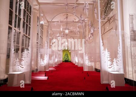 Washington, United States. 02 Dez, 2019. Der Osten Colonnade ist für die Ferienzeit während der Mittel Vorschau im Weißen Haus in Washington, DC am Montag, Dezember 2, 2019. Urlaub Thema in diesem Jahr ist die "Spirit of America", und feiert die Bräuche und Traditionen von Amerika. Foto von Kevin Dietsch/UPI Quelle: UPI/Alamy leben Nachrichten Stockfoto
