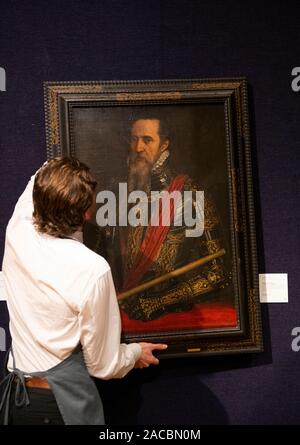 Bonhams, London, UK. 2. Dezember 2019. Alte Meister Malerei verkauf Vorschau bei Bonhams. Bild: Gemälde von Bonhams kunst Handler aufgehängt werden, Studio von Antonis Mor (Utrecht Antwerpen 1517-1575?). Portrait von Fernando Álvarez de Toledo y Pimentel, 3. Herzog von Alba, halbe Länge, Rüstung tragen, eine rote Schärpe, ein weißer Halskrause und Orden vom Goldenen Vlies, mit einem Schlagstock. Credit: Malcolm Park/Alamy Leben Nachrichten. Stockfoto