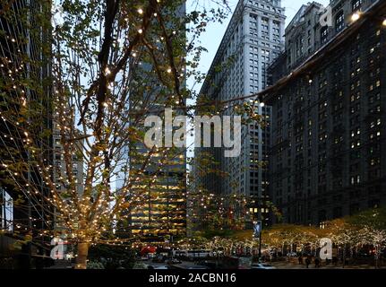 NEW YORK, USA - November 15, 2017: weihnachtliche Stimmung auf den Straßen. Lichtern und Dekorationen für das Neue Jahr Feiern Stockfoto