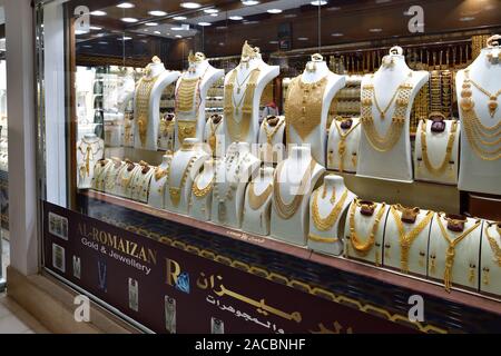 Doha, Katar - Nov 21. 2019. Teurer Schmuck in einem Schaufenster - Gold Souq - großes Geschäft, das sehr teuren Goldschmuck verkauft Stockfoto