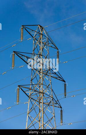 Overhead Strom- Linien auf einem Pylon, England, Großbritannien Stockfoto