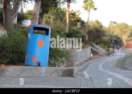 Bunte Papierkorb und Sitzbank in der Nähe der Strände von Zypern in der Nähe von Limassol. In diesem Foto gibt es auch einige Palmen. Farbe Bild im Sommer. Stockfoto